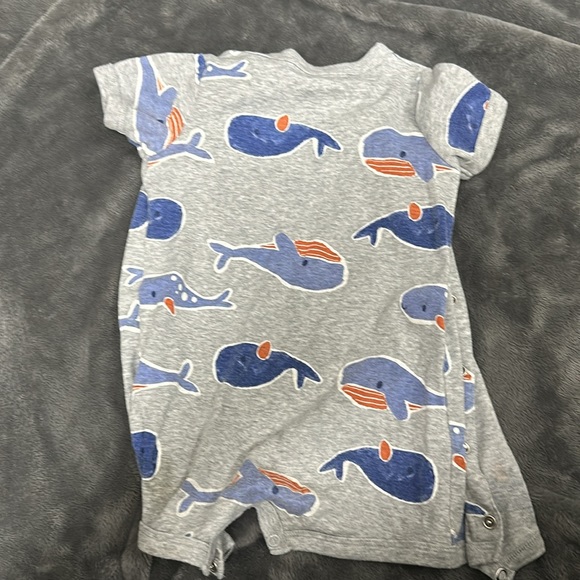 Carters Whale body suit 12m - Picture 3 of 3